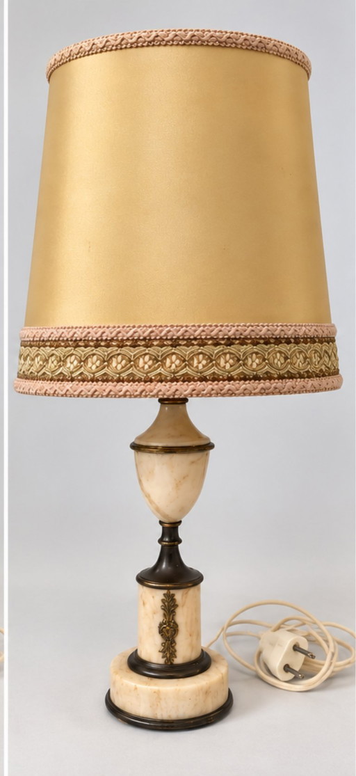 Tischlampe mit Marmorfuß und goldenem Schirm