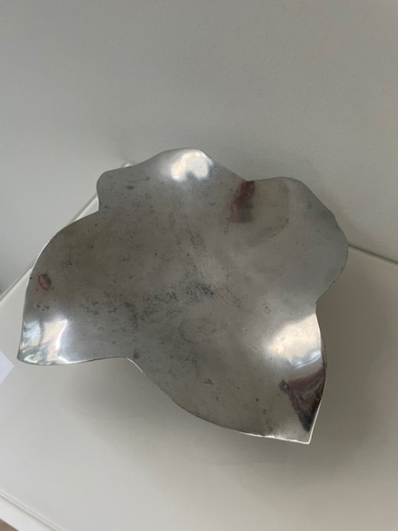 Image 1 of Unieke handgemaakte aluminium schaal met sculpturale bloemvorm