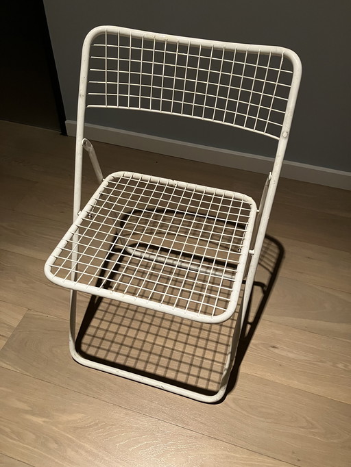 IKEA Rappen Ted con silla de Niels Gammelgaard