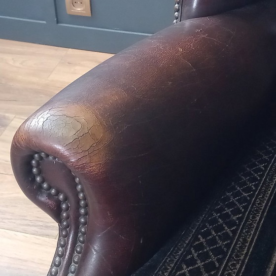 Image 1 of Steigern Sie Ihr Wohngefühl mit diesem beeindruckenden Set Chesterfield-Ohrensesseln aus Kuhfell!