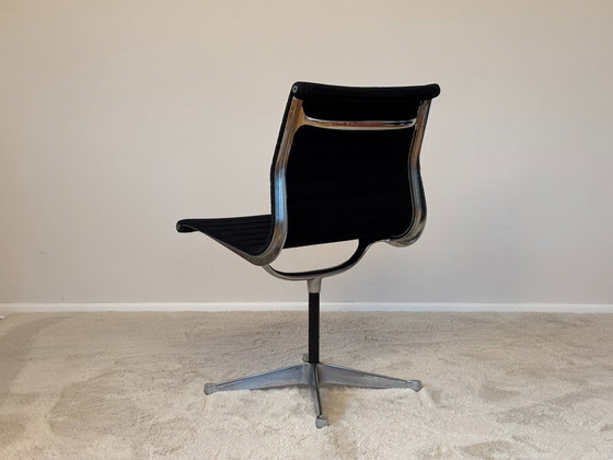 Image 1 of Sedia girevole in alluminio modello EA 105 di Eames per Herman Miller, anni '70