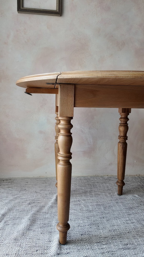 Image 1 of Mesa pequeña redonda plegable de madera de haya: encanto rústico.
