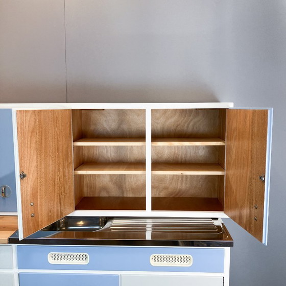 Image 1 of Muebles de cocina, azul pastel y gris claro, estilo años 60, mediados de siglo.