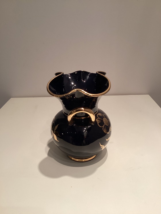 Questo bellissimo vaso blu cobalto è realizzato dal produttore italiano M.I.C.A., Vasi, Ceramica, Oro (foto 2 di 5)