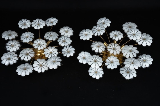 Image 1 of Paar weiße Murano-Deckenleuchten in Blumenform. Italien, 1980er Jahre.
