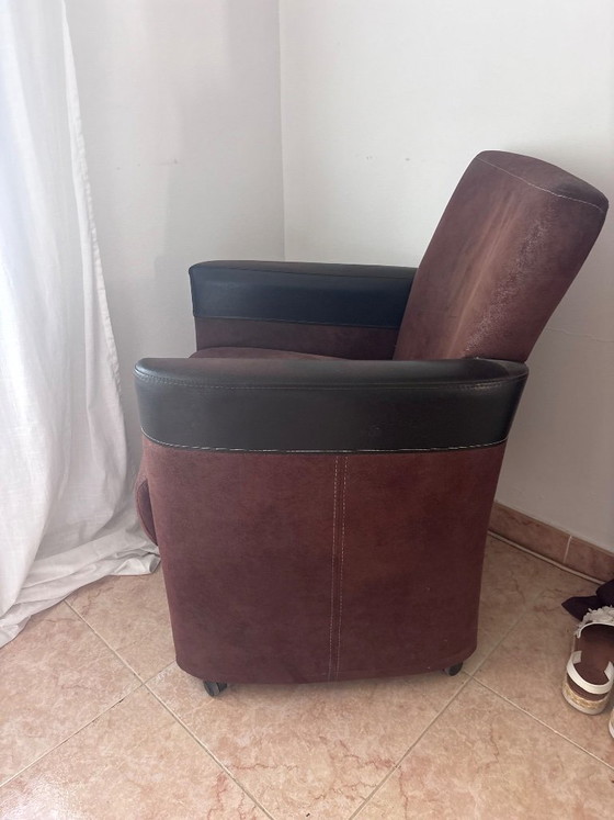 Image 1 of "Fauteuil op wielen, bekleed met nubuck en leer."