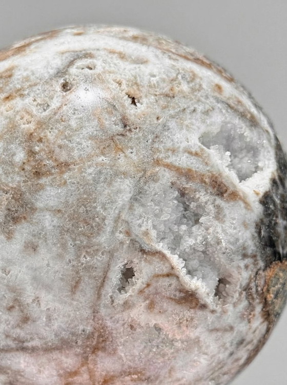 Image 1 of Impresionantes esferas de ágata drusa (cuarzo) sobre bases: decoración mineral contemporánea.