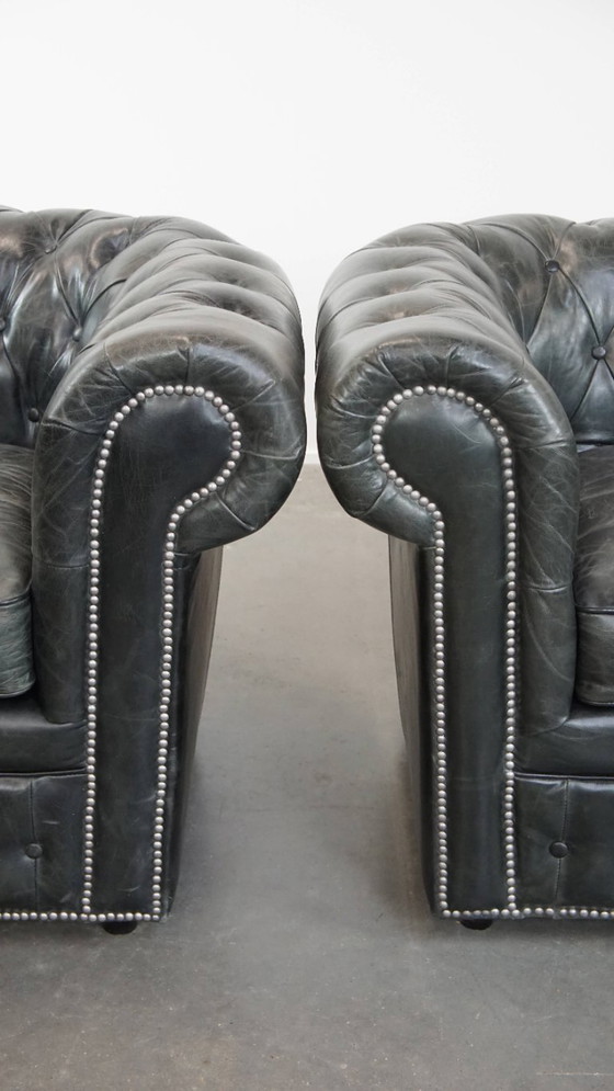 Image 1 of 2 x Ruime zwarte chesterfield fauteuil van generfd rundleer