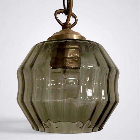 Image 1 of Lampada a sospensione retrò anni '70 in vetro fumé a coste e catena in ottone