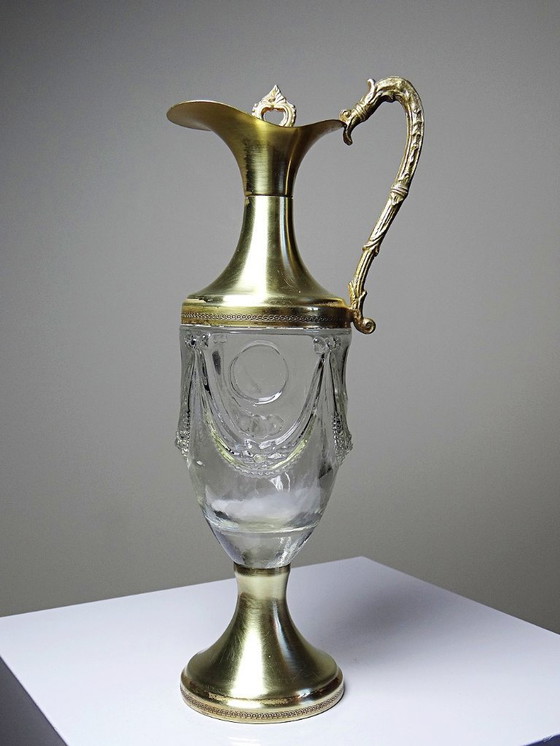 Image 1 of Vintage decoratieve schenkkan van gegoten glas en verguld messing, Italië circa 1980.