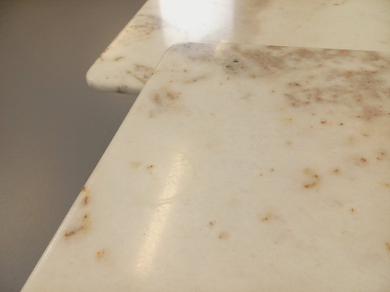 Image 1 of Paire de tables basses gigognes vintage en marbre blanc des années 70