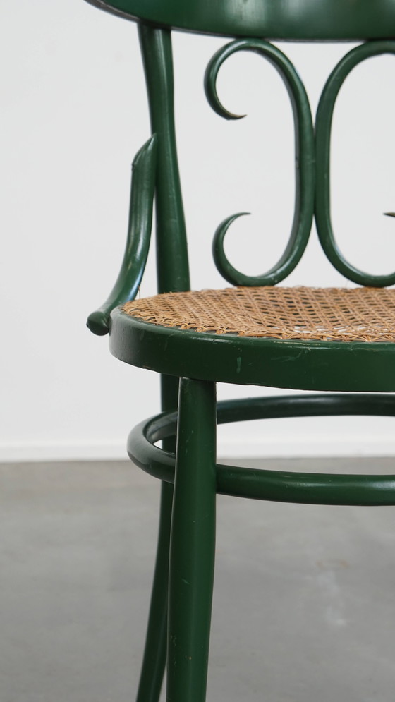 Image 1 of Groene Vintage Bistro Stoel Met Een Gematte Rieten Zitting