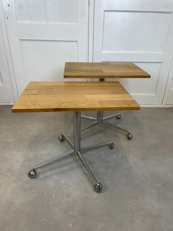 Image 1 of Ensemble de tables d'appoint mobiles avec plateau en chêne