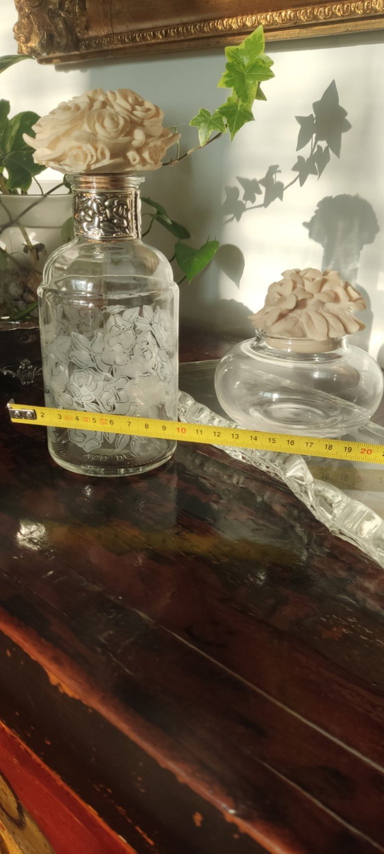 Image 1 of Set 2 Bottiglie da Bagno Vintage - Vetro Inciso e Tappi Floreali - Shabby Chic