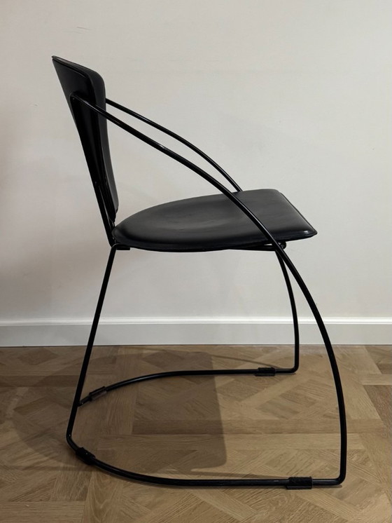 Image 1 of Set van 6 moderne Italiaanse stoelen van zwart metaal en leer, jaren 80