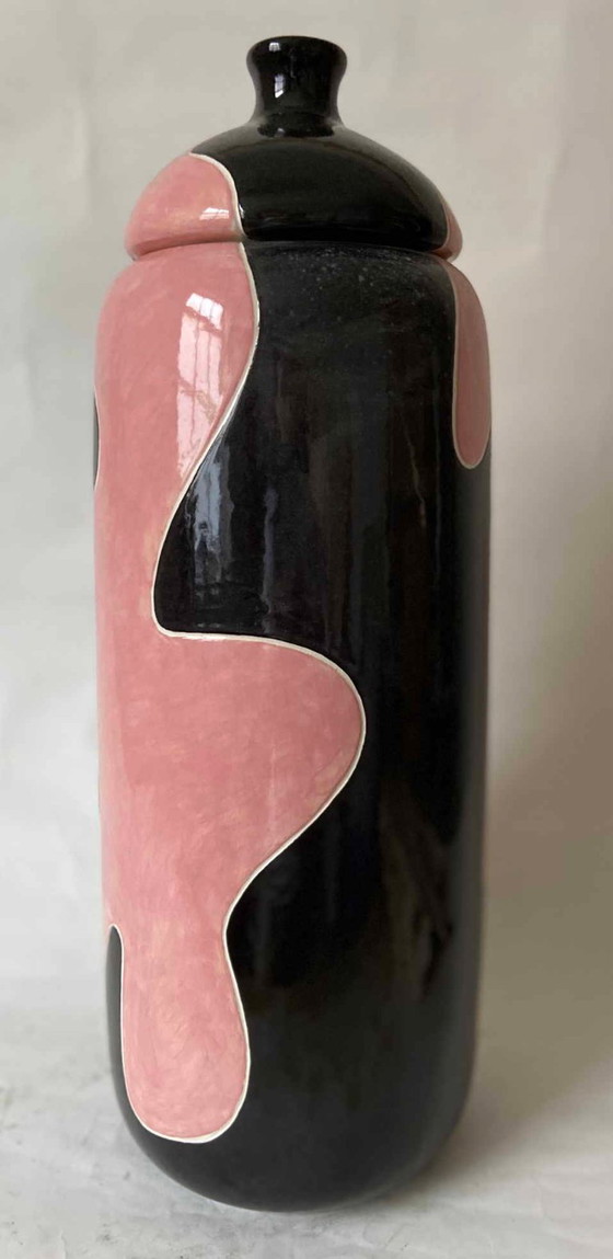 Image 1 of Grand vase en faïence avec couvercle et décor abstrait.