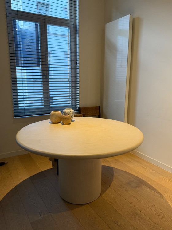 Runder Esstisch, beige, Atelier BB, Esstische, Modern (Foto 2 von 9)