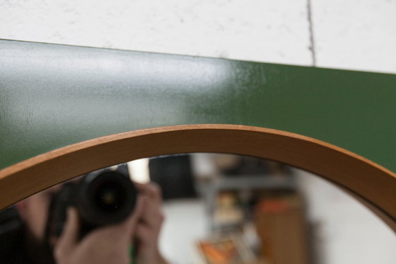 Image 1 of Espejo de pared redondo inusual, 60 cm, borde de teca sobre un tablero rectangular verde, años 60