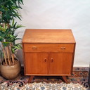 Mobile vintage in teak di metà secolo, risalente agli anni '60, con le caratteristiche gambe inclinate.
