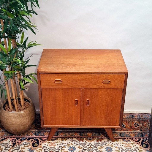 Meuble vintage en teck des années 1960, avec ses pieds inclinés caractéristiques. – kasten, Wood (photo 2 of 9)