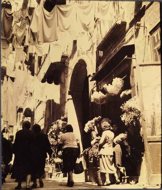 Image 1 of Album fotografico con foto "Giorno di buccato" Fosco Maraini, prodotta da Fratelli Alinari