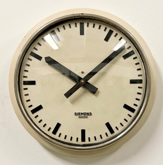 Orologio da parete industriale beige di fabbrica Siemens Austria, anni '60 – Vetro, Ferro (photo 3 of 17)
