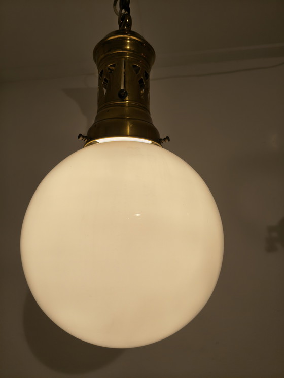 Image 1 of Pendentif en laiton avec boule en verre opalin