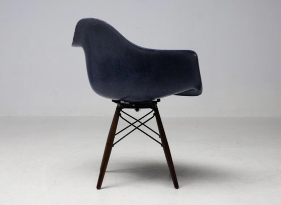 Sillón Eames de Herman Miller – Azul índigo y nogal – Sillas de comedor, Wood (photo 7 of 10)