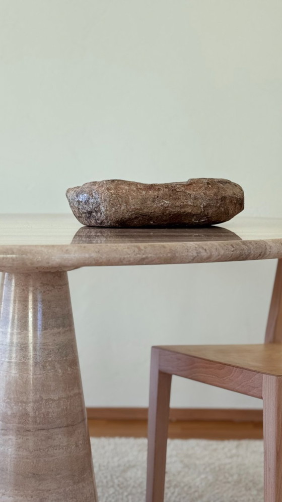 Image 1 of Ronde eettafel van natuurlijk travertin - Moderne vintage designtafel