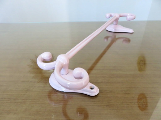 Ancien porte serviettes en fonte émaillée rose