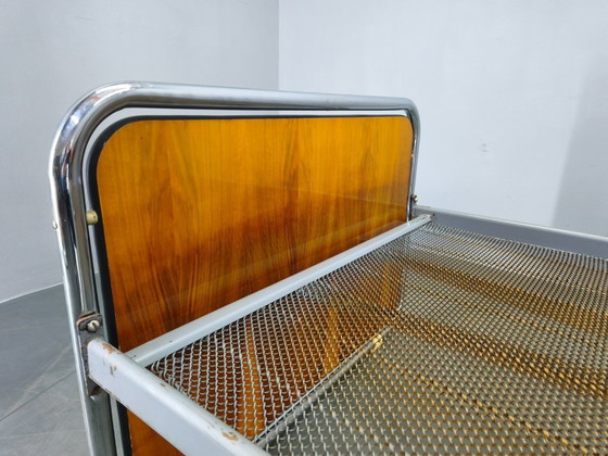 Image 1 of Bauhaus buisvormig stalen bed met walnotenhouten panelen, Tsjechoslowakije, jaren 1930