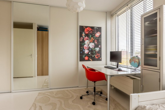 Image 1 of Interlubke tafel, wit corian, te gebruiken als eettafel of bureau. Zo goed als nieuw!