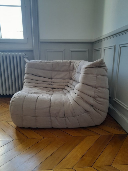 Poltrona angolare Togo disegnata da Michel Ducaroy per Ligne Roset.