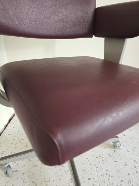 Image 1 of Nederlandse industriele (draai) bureaustoel door Friso Kramer, 1973