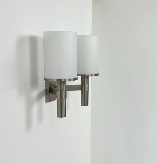 Aplique doble Perzel, modelo 1141, metal y cristal opalino, Francia, 1960