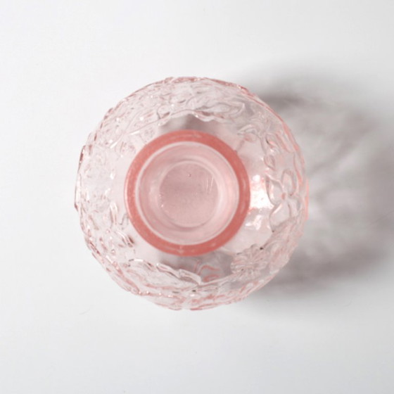 Image 1 of Vintage kleine roze vaas van geperst glas met bloemenpatroon / Italië / jaren 1960