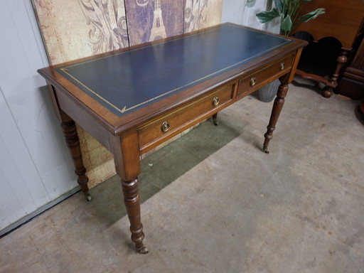 Scrivania antica inglese, scrittoio, scrivania con intarsi in pelle. Dimensioni: 122x55 cm e altezza 77 cm.