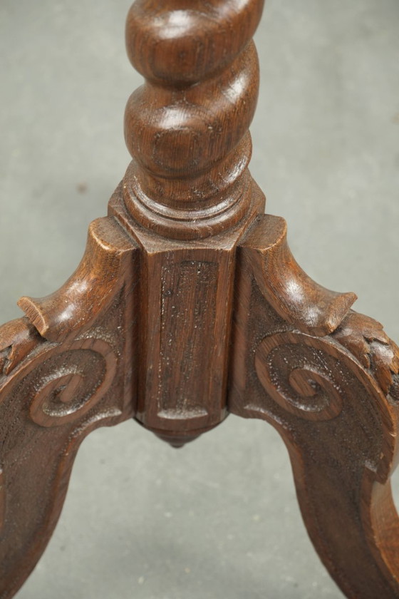 Image 1 of Élégante table d'appoint/table haute ancienne en chêne, ornée de magnifiques sculptures sur bois et dotée d'un pied tourné.