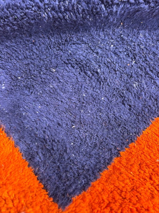 Image 1 of Diepblauw-oranje M'rirt-tapijt – handgemaakt Berber wollen textiel