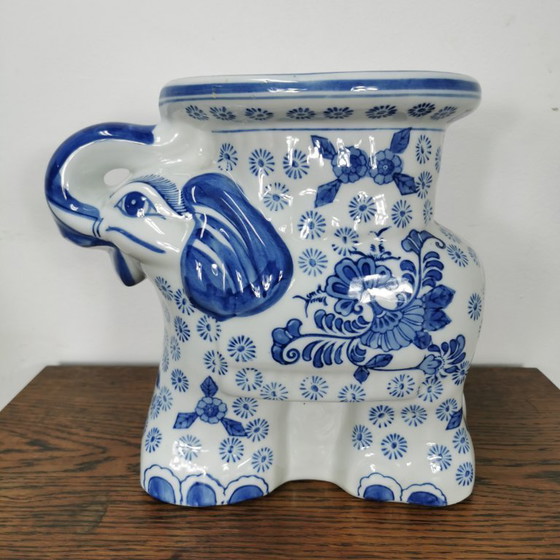 Image 1 of Table d'appoint vintage en céramique bleue de Delft, style chinoiserie. Éléphant.