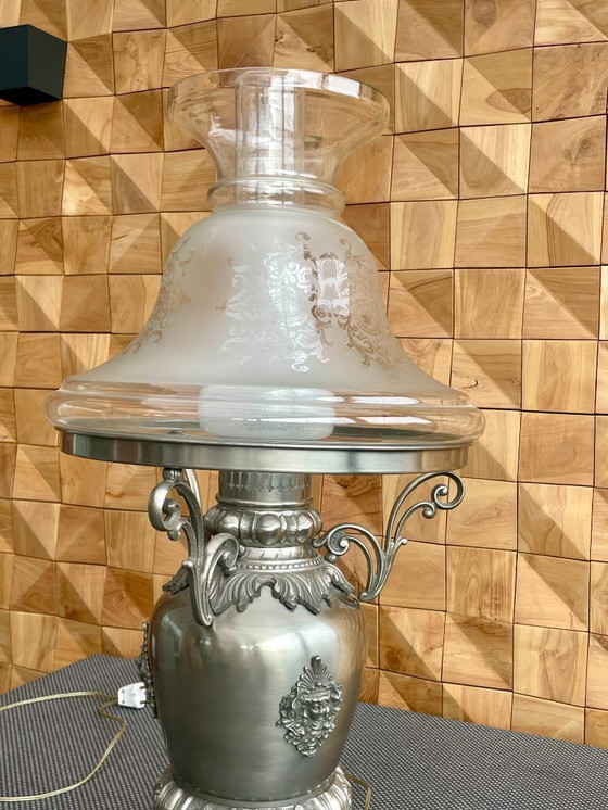 Image 1 of Lampe de table ancienne en étain, magnifique et richement décorée