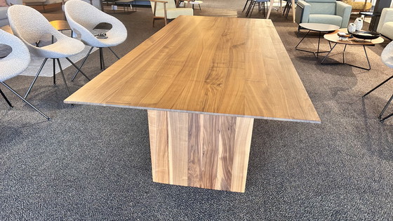 Image 1 of Mesa de comedor Riva1920 de nogal macizo