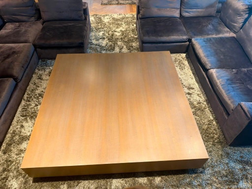 Quadratischer Couchtisch mit Schublade, beiges Holz