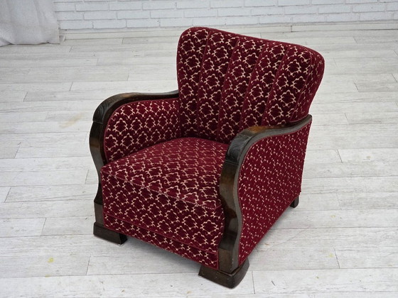 Image 1 of Fauteuil danois des années 1960, revêtement en velours rouge cerise, bois de chêne.