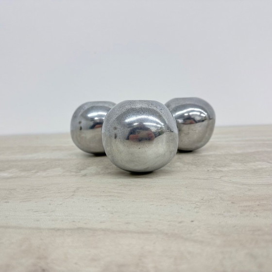 Image 1 of Bolvormige kandelaar van aluminium met atoomdesign uit het midden van de 20e eeuw, jaren 70.