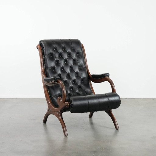 Poltrona Chesterfield in pelle di vacchetta nera, classica e confortevole, in buone condizioni