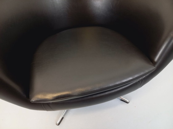 Image 1 of Vintage Scandinavische draaifauteuil van imitatieleer en chroom uit de jaren 70.