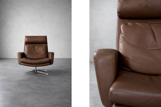 Vintage Deense mid-century moderne draaistoel en voetenbank van bruin leer, jaren 70, set van 2