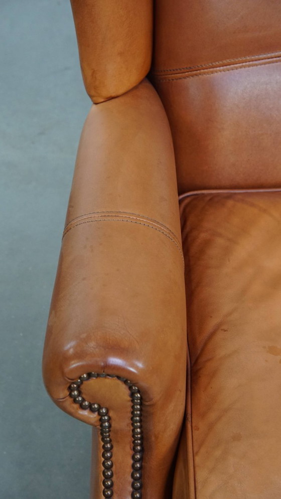 Image 1 of Poltrona a orecchie in pelle di manzo rifinita con rivetti decorativi