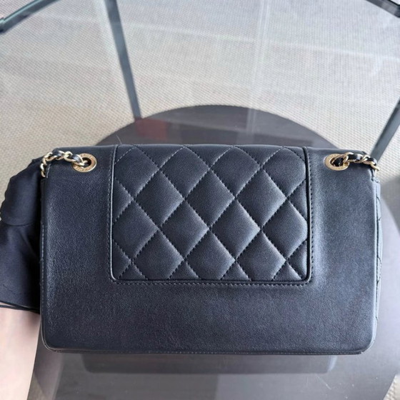 Image 1 of Borsa Chanel Seasonal Flap Mademoiselle - Pelle di vitello trapuntata, nera, con finiture dorate.